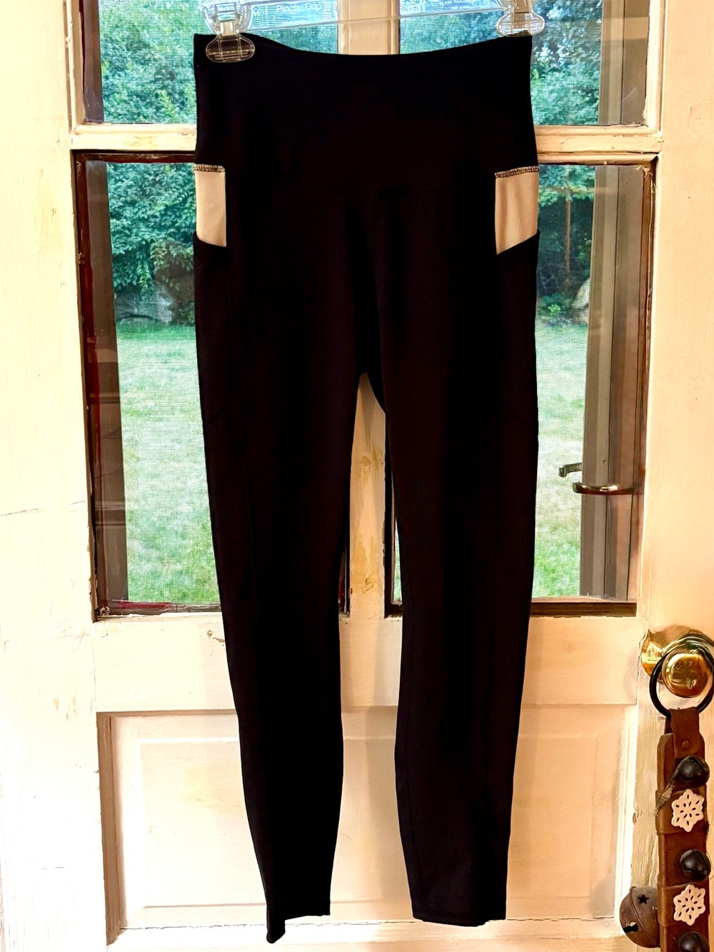 Move Theology Women’s Black Leggings with Contrast Beige Pockets Size Small